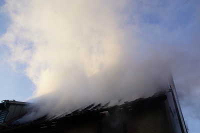 Renningen: Gebaeudebrand in Renningen Grosseinsatz fuer die Feuerwehren